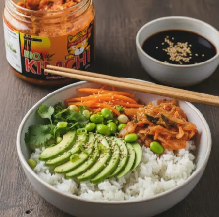 Frische Kimchi Avocado Bowl auf einer Basis von Reis mit einem Glas PANJANS Kimchi im Hintergrund