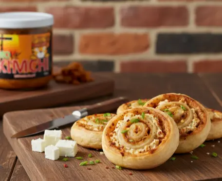 Goldbraun gebackene Kimchi Feta Schnecken aus Blätterteig mit herzhafter Füllung