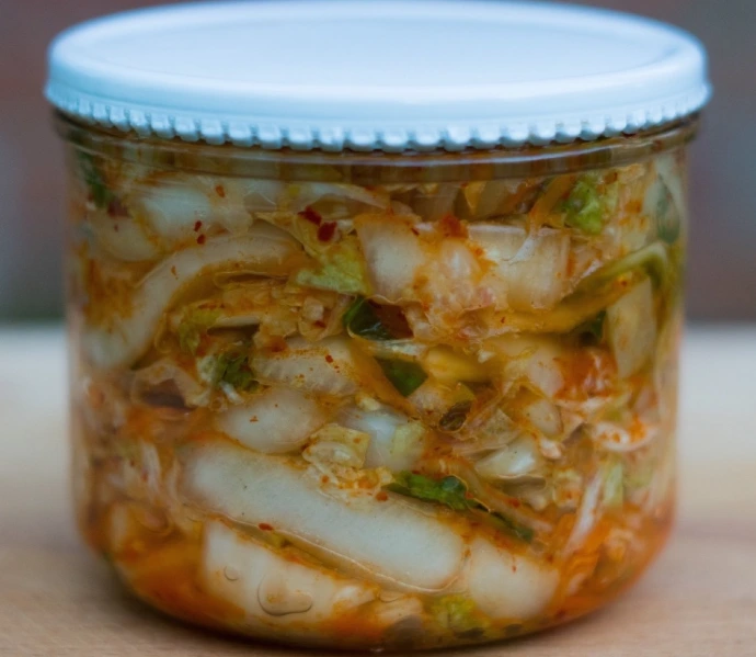 Traditionelles Kimchi im Glas mit Chinakohl und Chili – Grundlagen der Fermentation