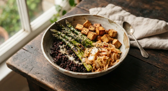 Spargel-Kimchi-Bowl mit grünem Spargel, schwarzem Reis, Räuchertofu und PANJANS Kimchi